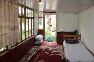 Гостевой дом Ibragim Guest House Arslanbob Односпальная кровать в общем номере для мужчин и женщин-1
